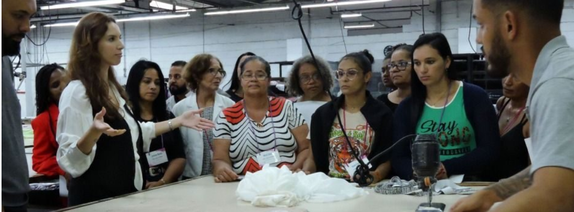 Mulheres beneficiadas pelo Trajeto Moda visitam fábrica de confecções em Belo Horizonte